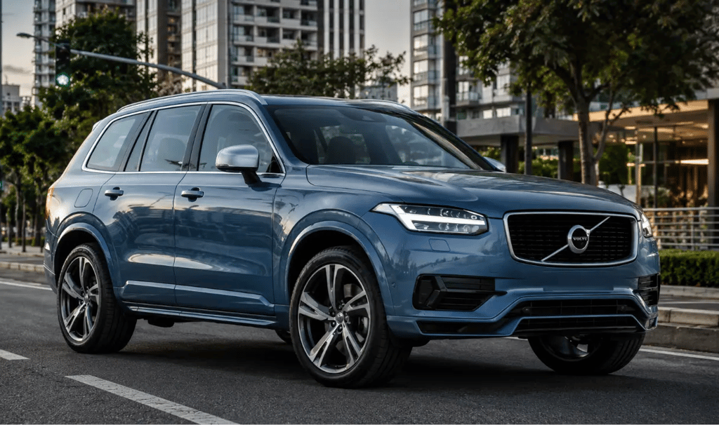 Volvo XC90 T8 Recharge em área urbana destaca design premium e sete lugares
