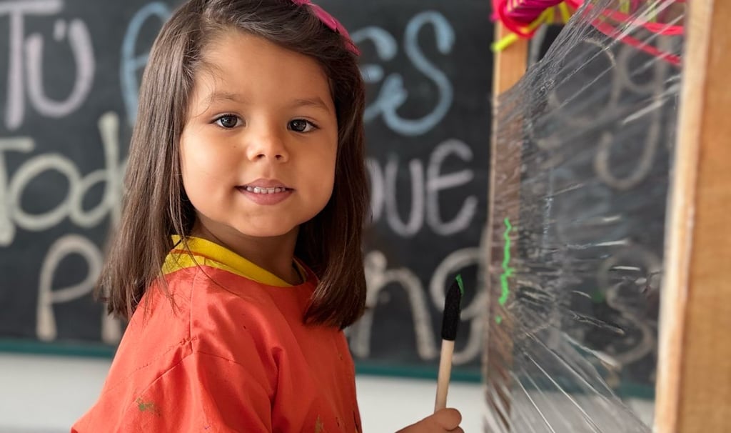 Niña pintando en plástico vinipel 