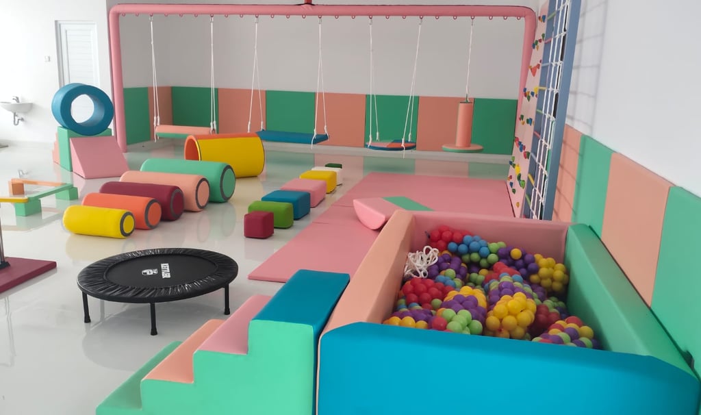 Kolam Bola Trampolin dan ayunan untuk anak