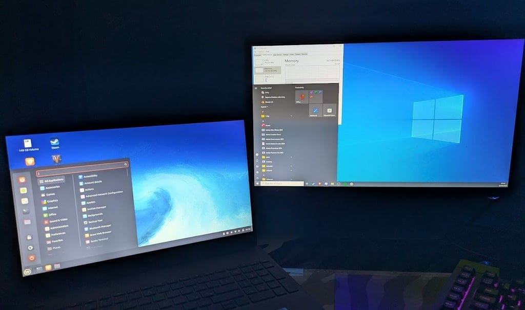 Linux Mint ja Windows 10 vierekkäisillä näytöillä pimeässä huoneessa