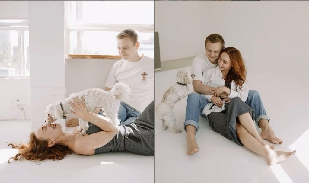 Tạo dáng vui đùa cùng thú cưng giúp bức ảnh thêm phần ấm áp