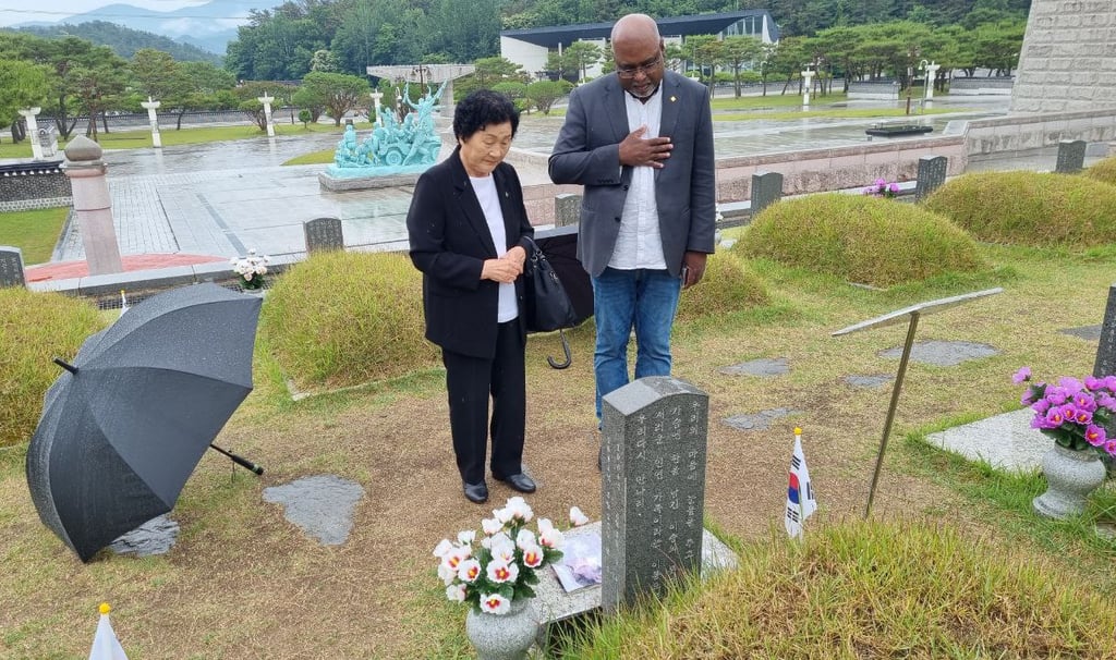 Paying respect to the boy, Moon Jaehak, with boy's mother, Kim Gil-ja