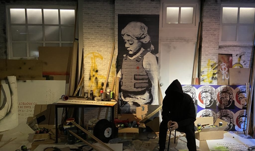 Representação estilizada de um espaço urbano usado por Banksy para criar arte de rua.