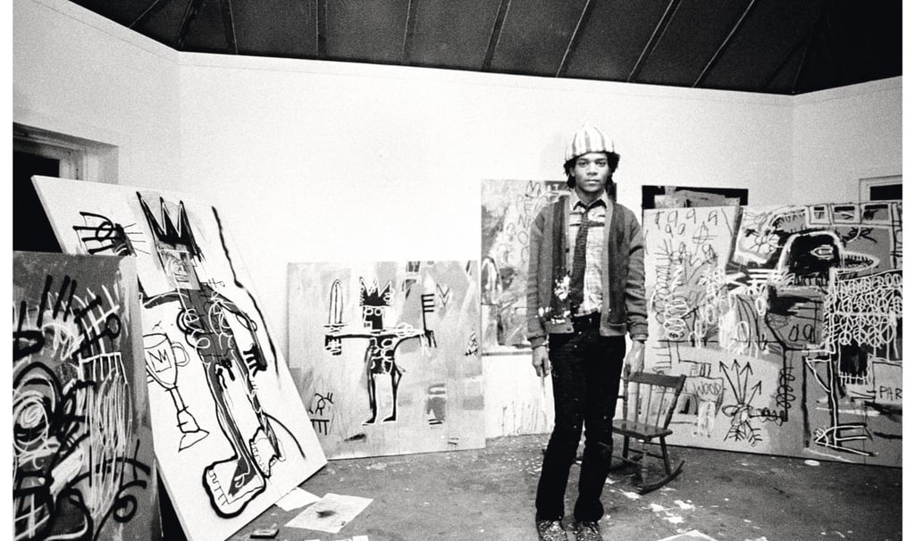 Estúdio caótico de Basquiat repleto de telas expressivas e materiais de arte espalhados