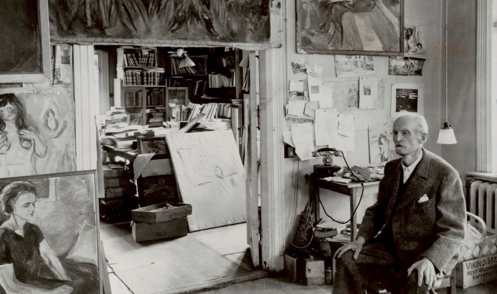 Espaço sombrio e introspectivo do ateliê de Edvard Munch com obras icônicas.