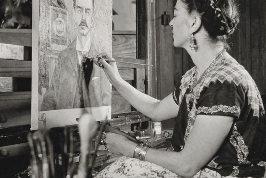 Casa Azul de Frida Kahlo, mostrando seu espaço pessoal e criativo repleto de arte.