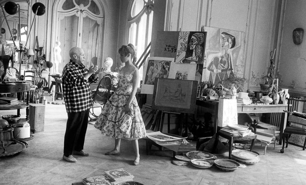 Estúdio repleto de obras de Picasso, mostrando sua diversidade de estilos e materiais.