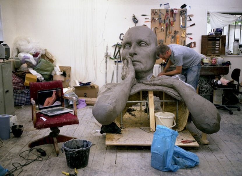 Ateliê de Ron Mueck com esculturas hiper-realistas em várias fases de conclusão.
