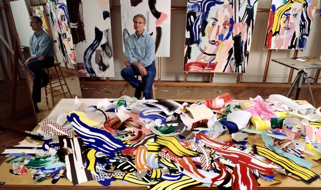 Espaço de trabalho de Roy Lichtenstein, cheio de grandes telas inspiradas em quadrinhos.