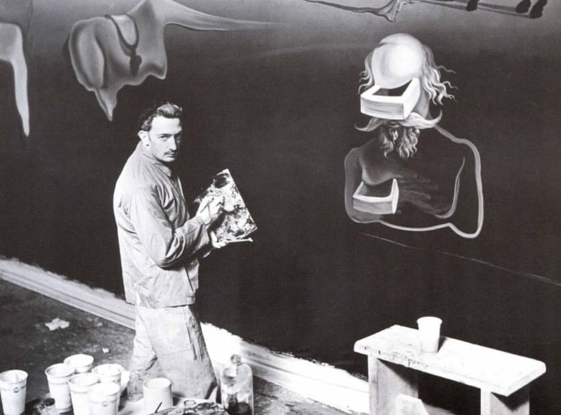 Ateliê surreal de Salvador Dalí, decorado com objetos estranhos e suas pinturas.