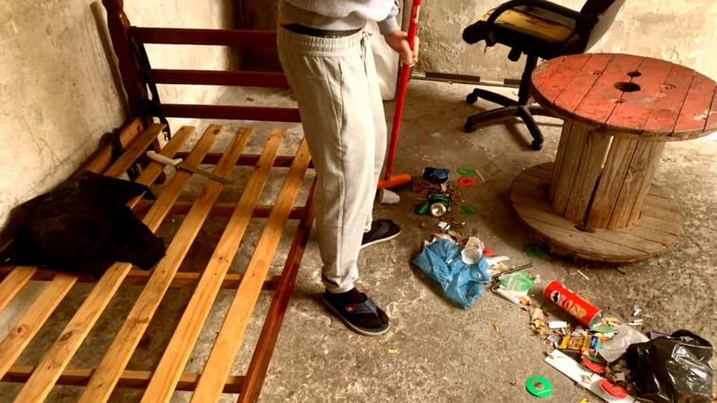 Além das condições degradantes encontradas, fiscais dizem que alojamentos prendem as pessoas.