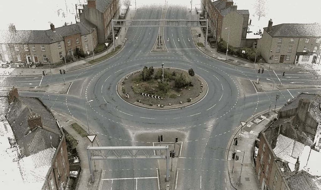 Rilievo stradale su ampia superficie con carta dei servizi a terra