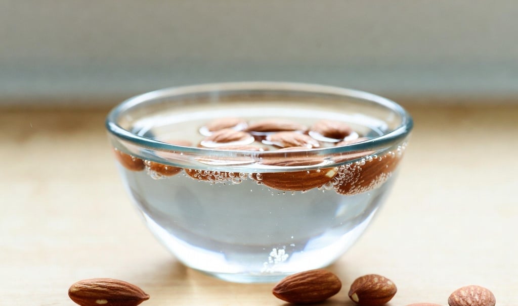 Almendras en proceso de activación en agua con sal - Raw Rico