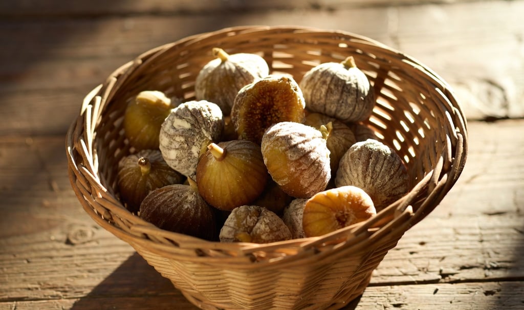 Cesta de mimbre con higos secos variedad Cuello de Dama con su característica capa blanca de harina y azúcar natural 