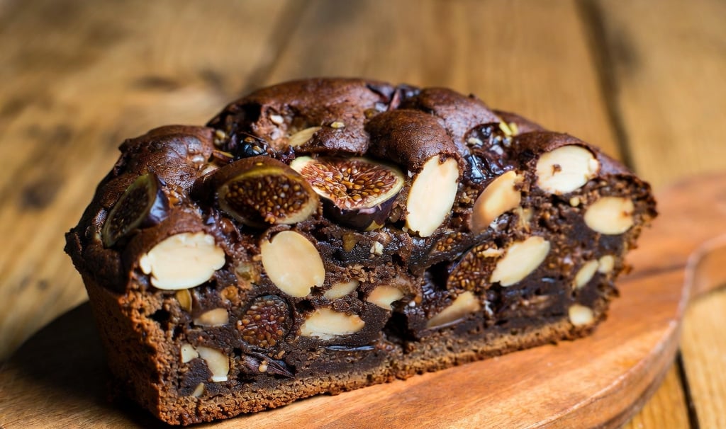 Corte transversal de un 'Pan de Higo' tradicional español, mostrando la densidad de los higos prensados con almendras