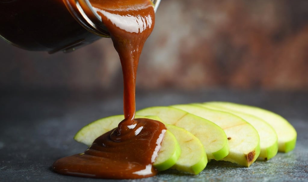 Tarro de cristal con salsa espesa de caramelo hecha de dátiles Medjool