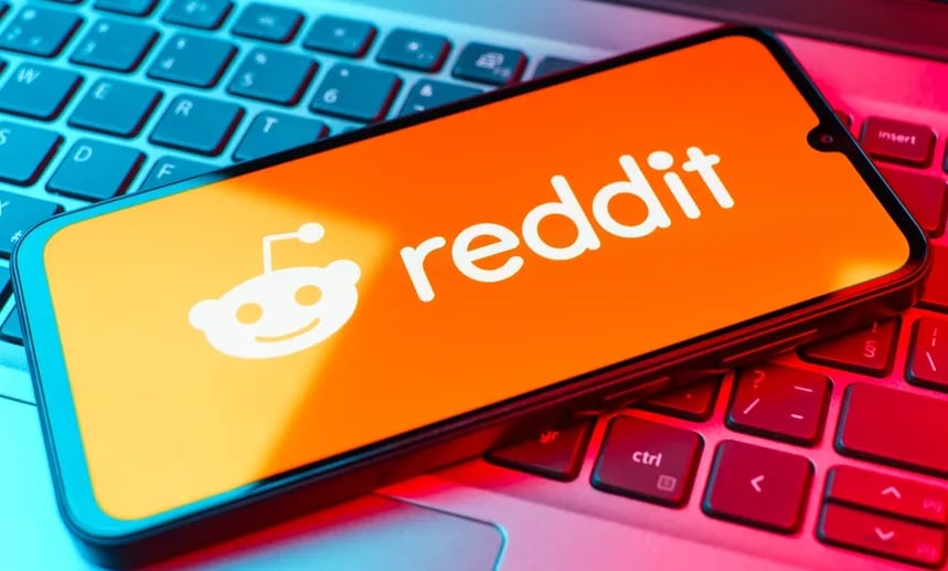 A combinação da inteligência artificial com o conhecimento humano nas comunidades Reddit.