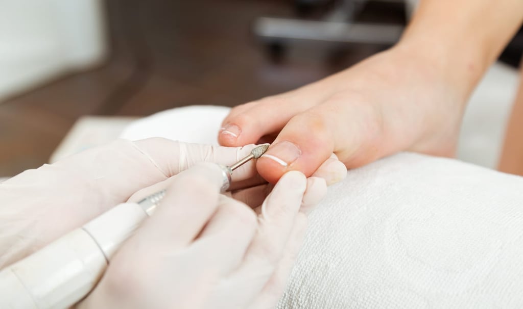 Pessoa recebendo massagem e cuidado preventivo de podologia em um salão de beleza premium em Bauru.