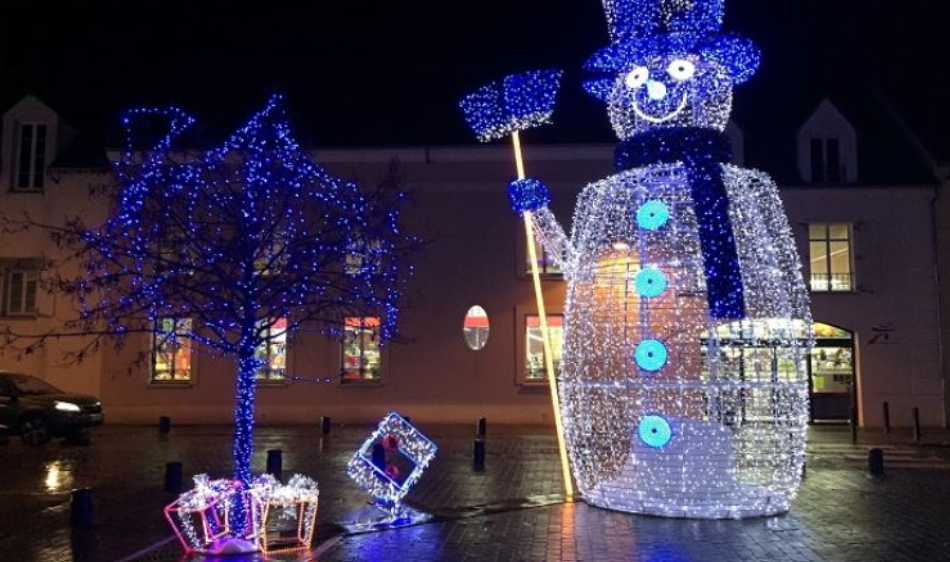 de belle décorations de noel, un énorme bonhomme de neige et un arbre illuminé