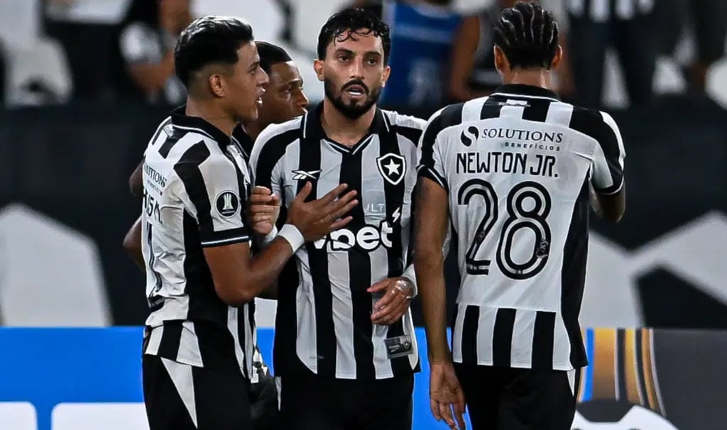 Jogadores Botafogo comemorando gol na libertadores