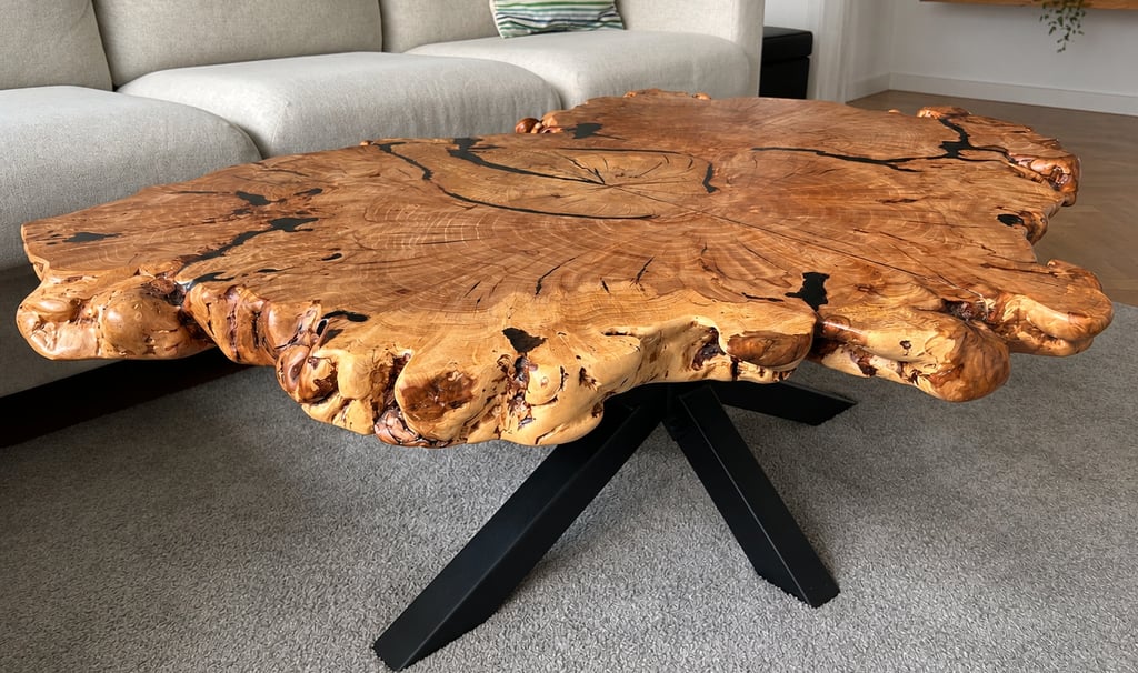 Handgefertigter Baumscheiben Couchtisch aus massiver Eiche mit natürlicher Baumkante und Epoxidharz 