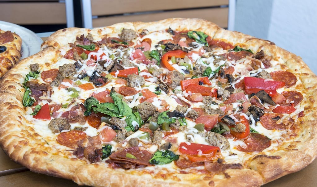 Pizza-de-Carne-Seca=Cremosa-com=Catupiry-e-Cebola-Dourada-Caseira