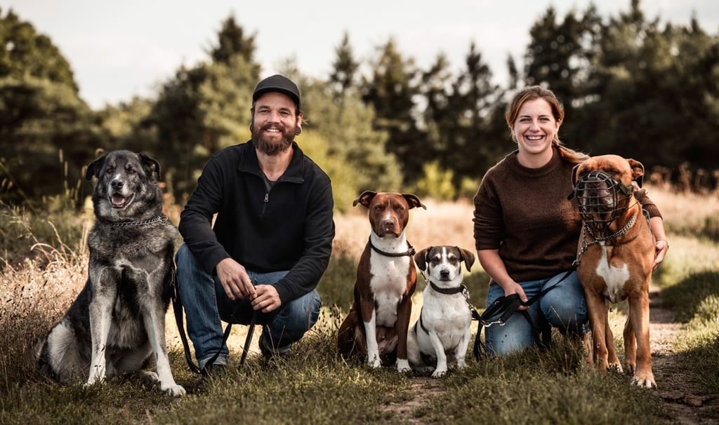 Marissa Füger mit ihrem Partner und ihren 4 Hunden