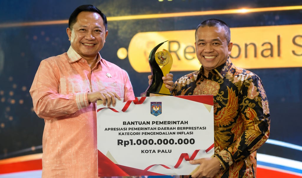 pak Hadianto menerima penghargaan untuk kota Palu
