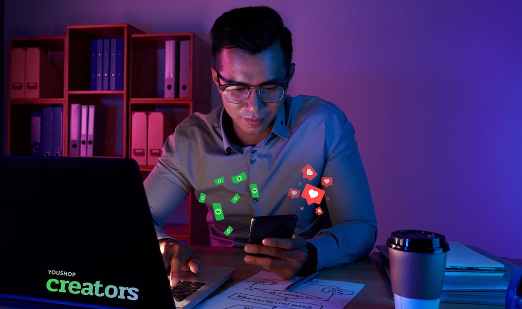 Homem em um escritório com luzes neon mexendo no notebook e celular. Há símbolos de likes e dinheiro