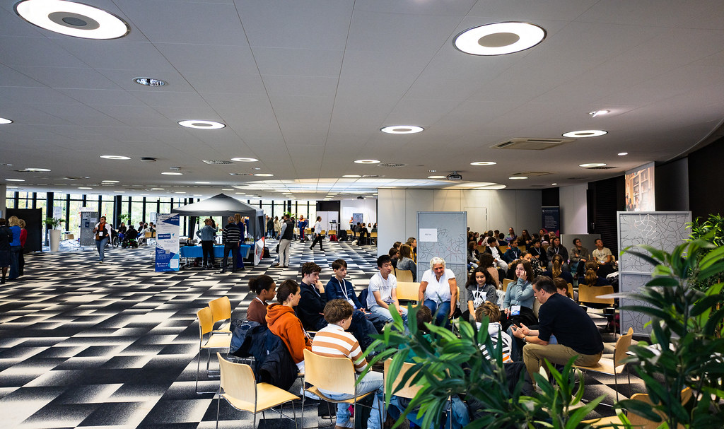 vue d'ensemble des atliers lors de l'événement harc'Event. COllégiens et professeurs et intervenans 