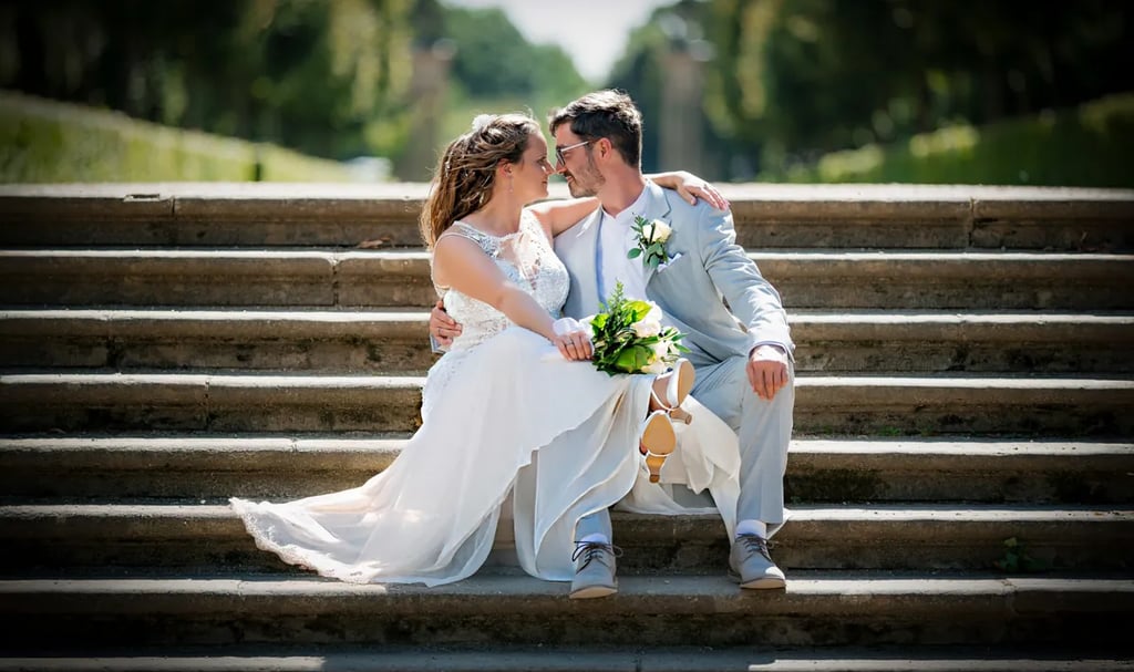 Hochzeitsfotograf am Möhnesee – romantisches Brautpaar sitzt auf einer Treppe, schaut sich verliebt an und genießt den Moment