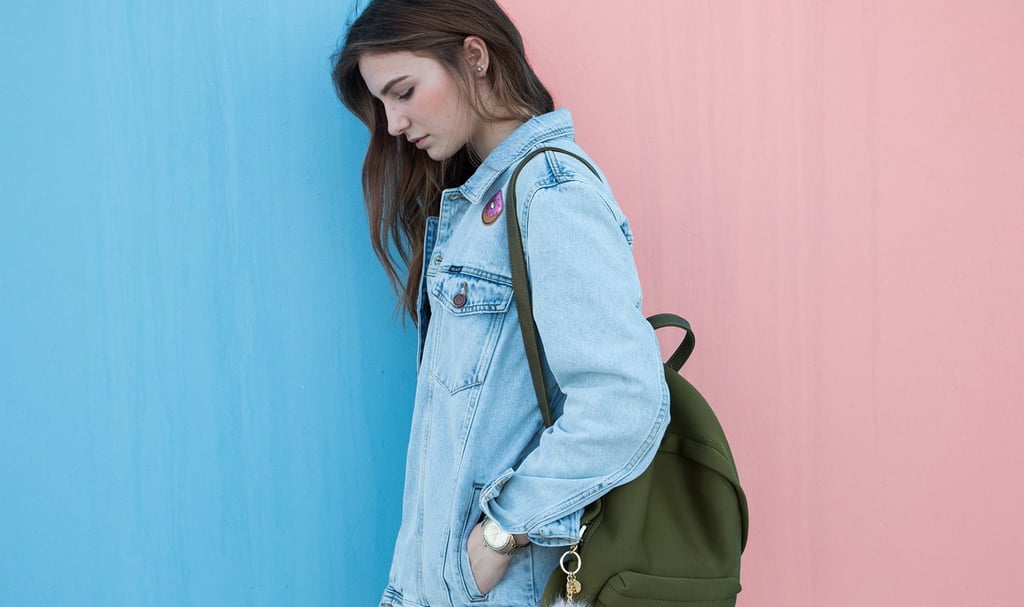 étudiante de profil, avec sac de cours, la tête baissée,
