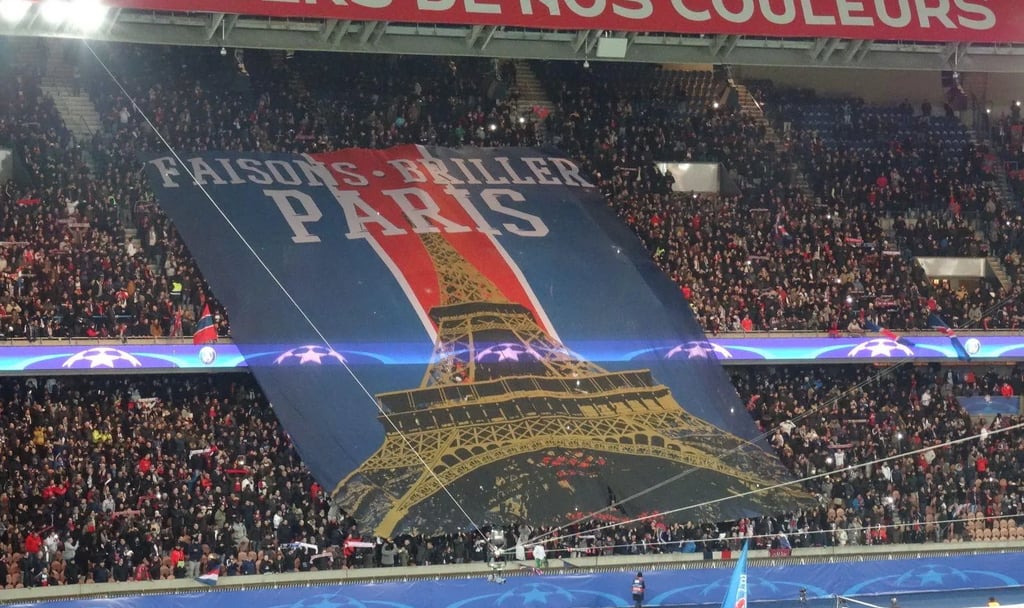 PSG im Stadion mit Fans und großer Choreografie.