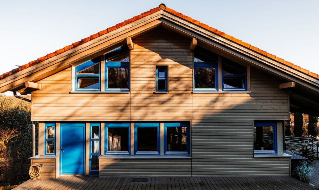 Westfassade der Immobilie mit Material- und Farbharmonie