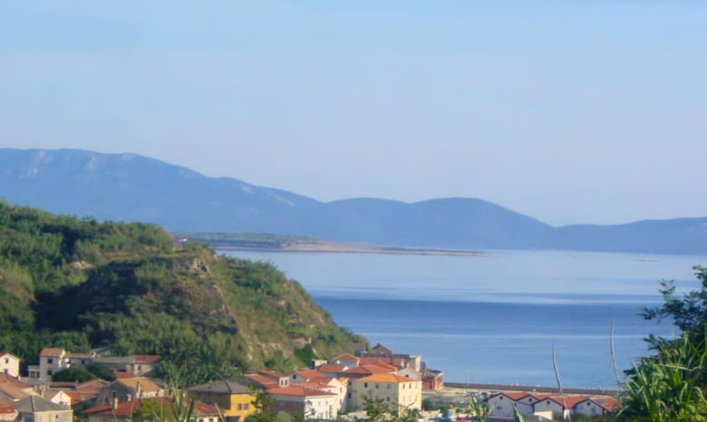 Vista da ruina em Susak, Croácia