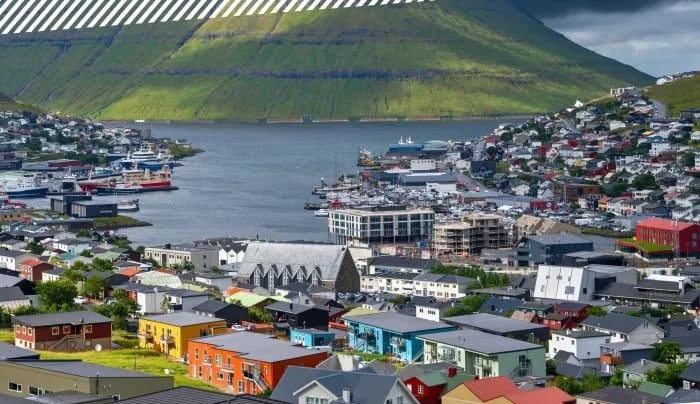 Luftaufnahme von Klaksvík – kleine Küstenstadt eingebettet zwischen Bergen und Nordatlantik
