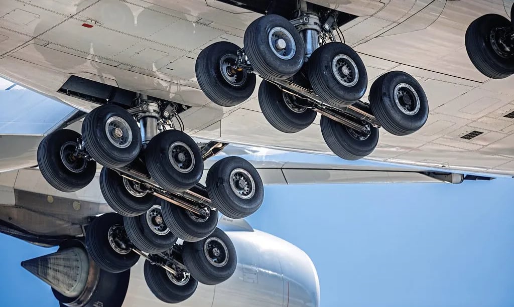 Las ruedas de un avión