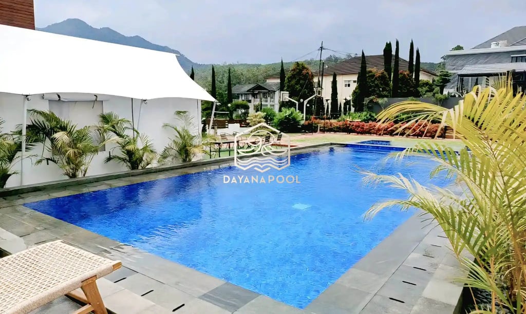kolam renang dengan finishing batu alam