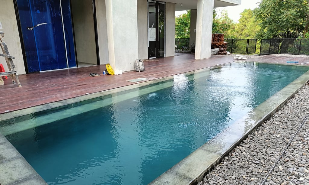 kolam renang dengan finishing batu alam