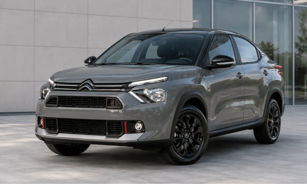 Citroën Basalt Dark Edition cinza em showroom externo