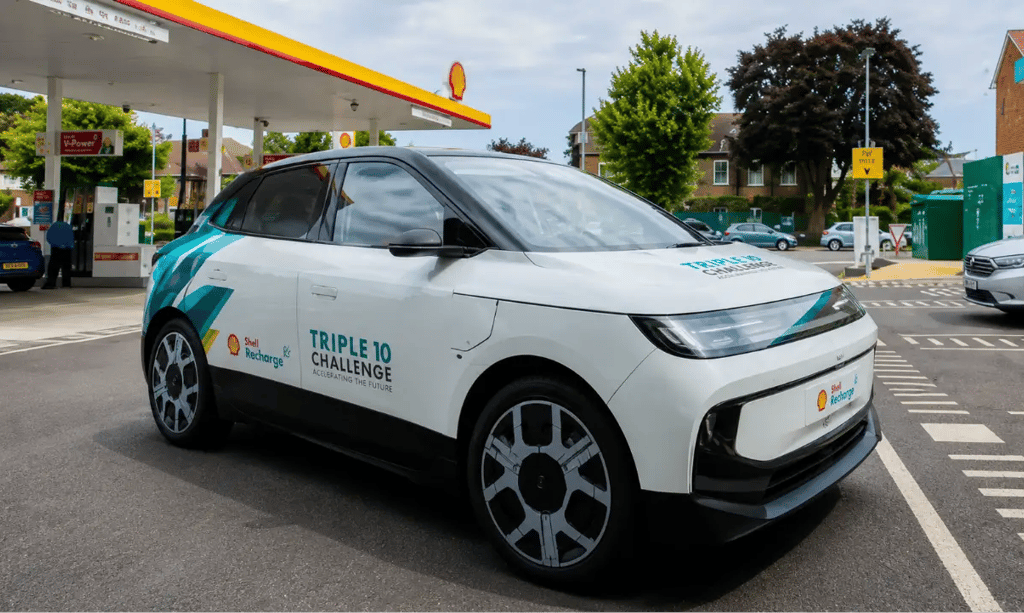 Protótipo elétrico Shell Triple 10 estacionado em posto Shell