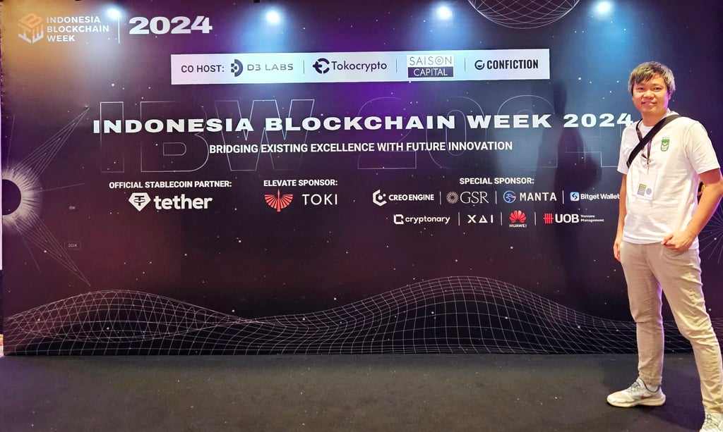 Mitarbeiter aus Media Putera wurde in Blockchain week in Indonesien fotografirt