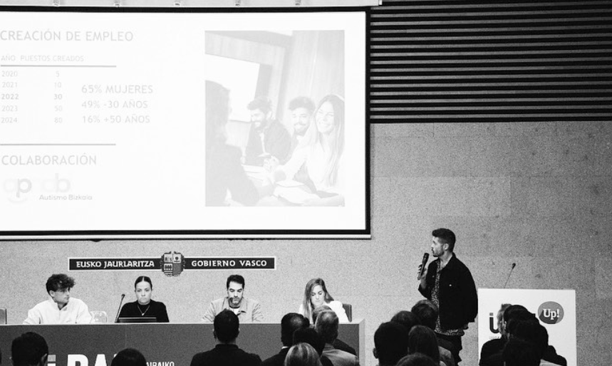 Jagoba Ormaetxea en una de sus ponencias hablando sobre el empleo y el mercado