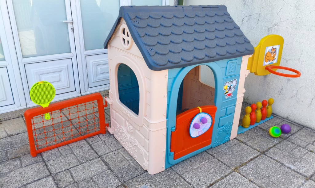 Análise de espaço e acessórios de desporto na casinha infantil Feber Casual 6 Activities House.