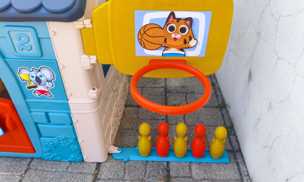 Análise da tabela de basquetebol e jogo de bowling acoplados na casinha infantil Feber Casual House.