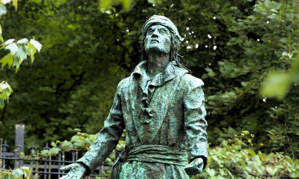 a statue of a man with a hat on