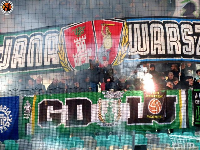 Ultras von NK Olimpija Ljubljana – die Green Dragons mit Fahnen, Pyro und Gesängen im Stožice-Stadion.
