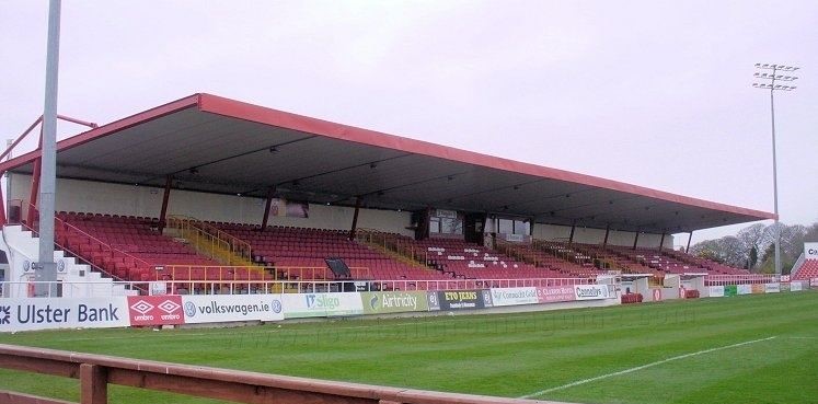 The Showgrounds Stadion in Sligo, Heimstadion der Sligo Rovers in Irland mit Tribünen und Spielfeld