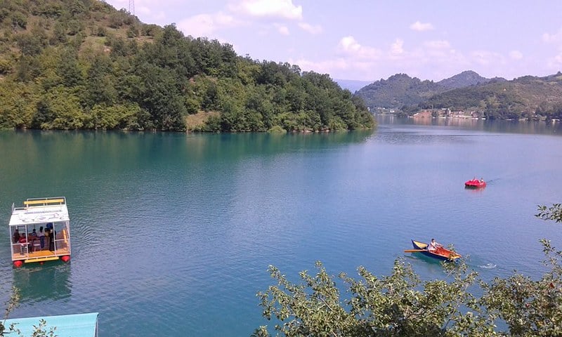 Relaxing atmosphere on Jablanica Lake – Enjoy a serene boat ride surrounded by nature