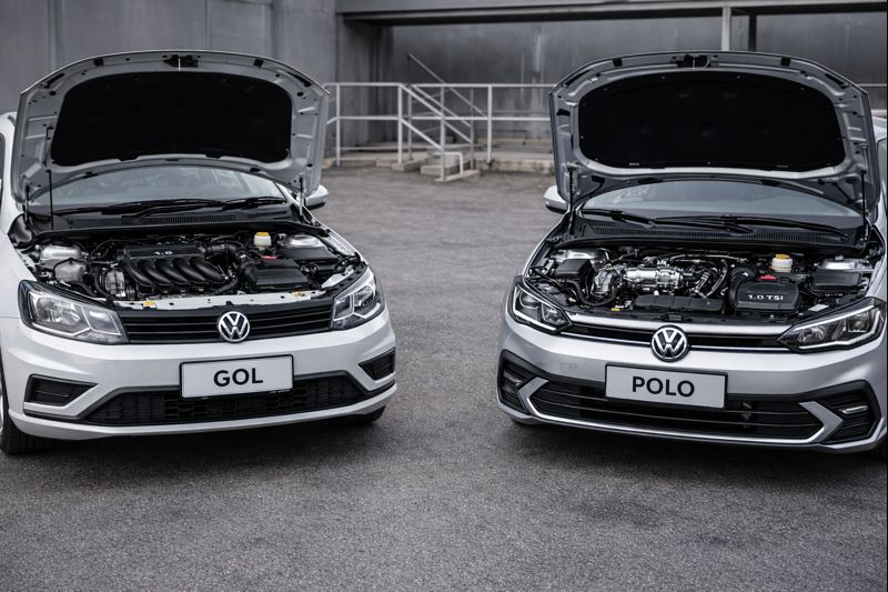 Comparação entre Volkswagen Gol 1.6 aspirado e Polo 1.0 turbo com capôs abertos e motores visíveis